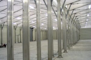 Structure with two- or more aisles