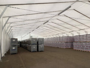 Skladiščenje pijač Skladiscni šotor za shranjevanje v prehrambeni industriji notranjost / Storage of packaging for the food industry