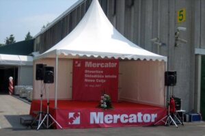 OTVORITVE: Pagoda šotor v sistemu z mini prireditvenim odrom. OPENINGS: Pagoda tent in combination with mini performance stage.
