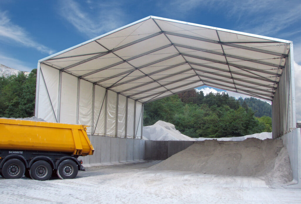 Skladiščni šotori na betonskih podstavkih za pokrita gradbišča, kamnolome / Storage tents on concrete foundations for covered construction sites, quarries